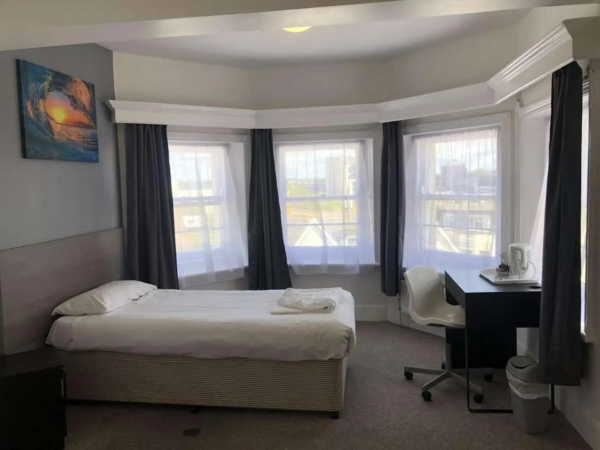 Crystal Beach Hotel Bournemouth 3*,