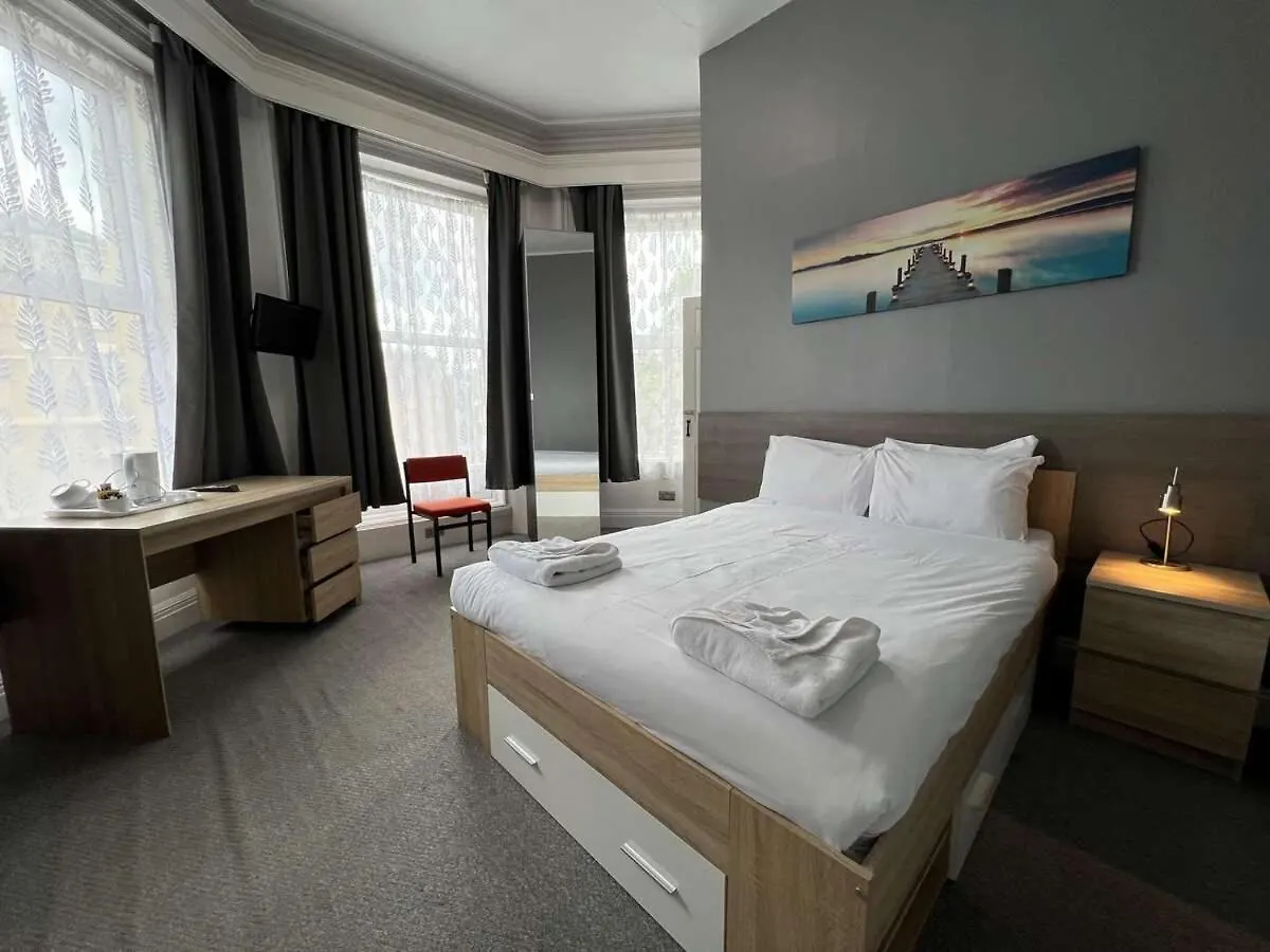 Crystal Beach Hotel Bournemouth 3*,